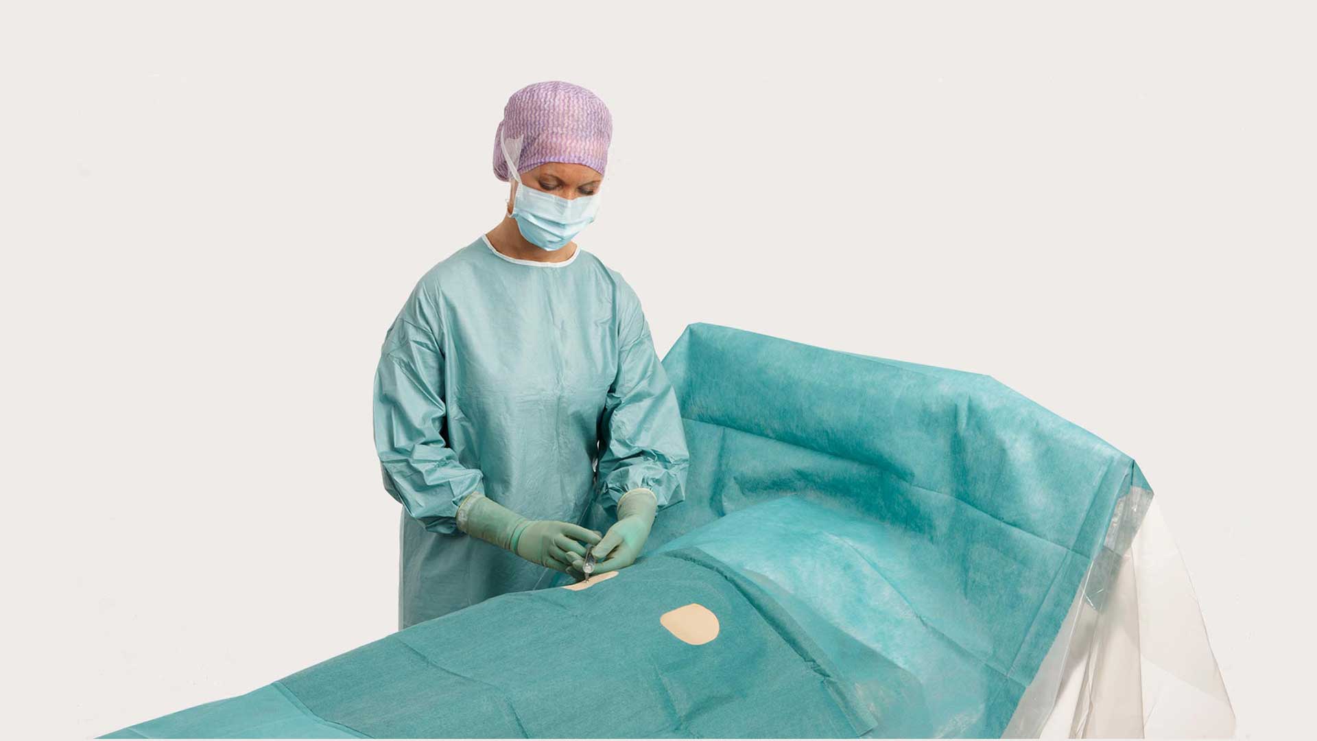 chirurgien utilisant un champ d'angiographie BARRIER lors d'une intervention