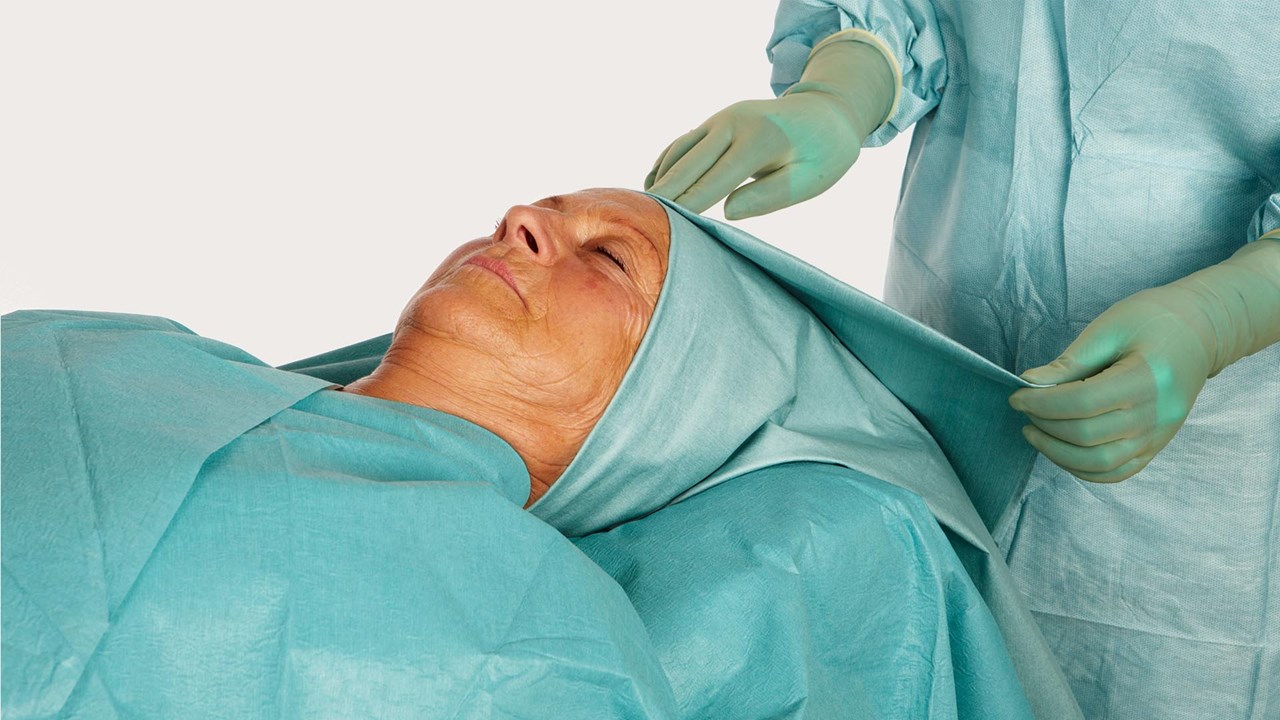 tête d'une patiente recouverte d'un champ ORL barrier®