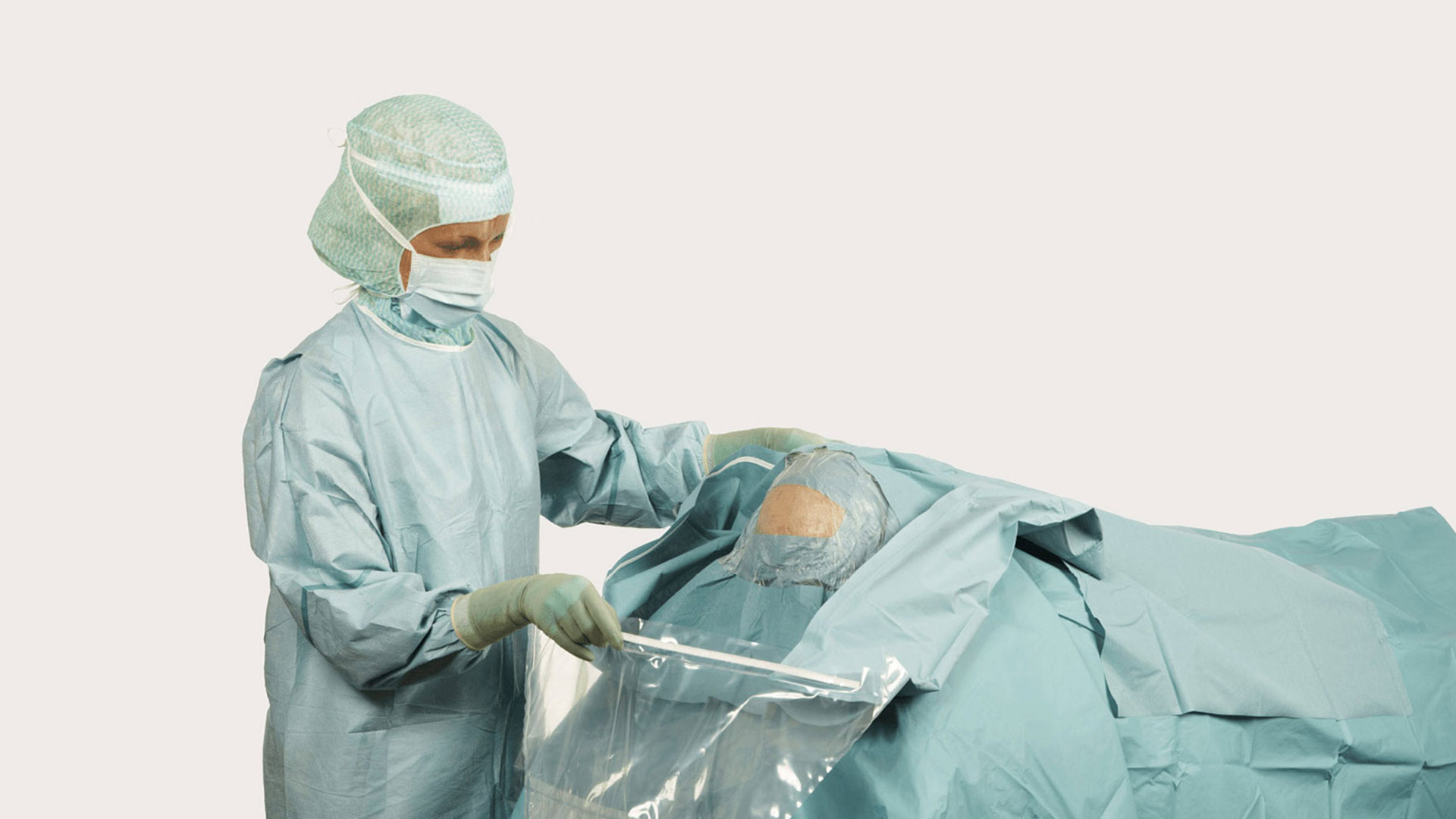 une chirurgienne utilisant un champ de neurochirurgie BARRIER