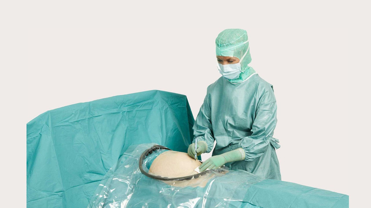 une chirurgienne utilisant des champs d’obstétrique BARRIER®