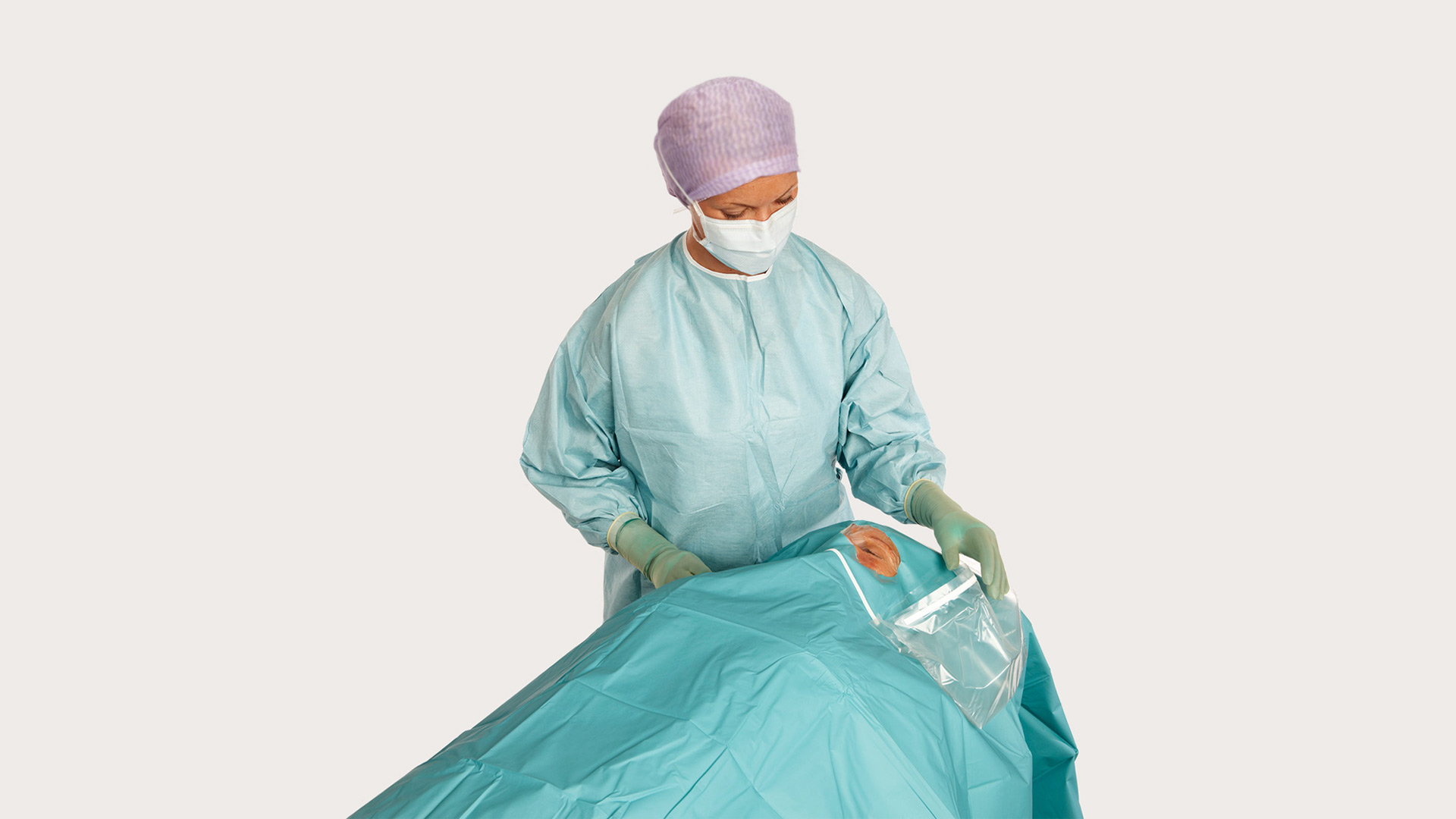 une chirurgienne utilisant des champs ophtalmiques BARRIER sur un patient