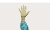 Main portant des gants chirurgicaux Biogel