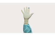 Main portant un gant du Système Biogel Skinsense Indicator