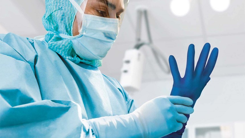 Chirurgien utilisant des gants Biogel avec indication des perforations