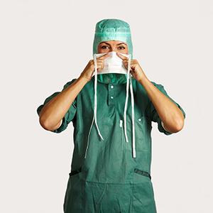 Étape 1 de l'application du masque chirurgical avec cordons à nouer
