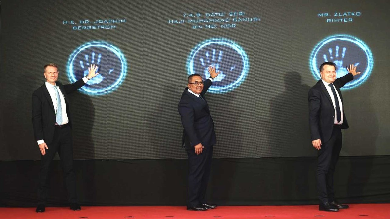 Dr. Joachim Bergström, Ambassador of Sweden to Malaysia, Yang Amat Berhormat Dato’ Seri Haji Muhammad Sanusi bin Md Nor, Chief Minister of Kedah, and Zlatko Rihter, CEO of Mölnlycke during the hand ceremony