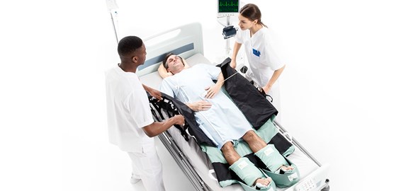 Personnel infirmier retournant un patient